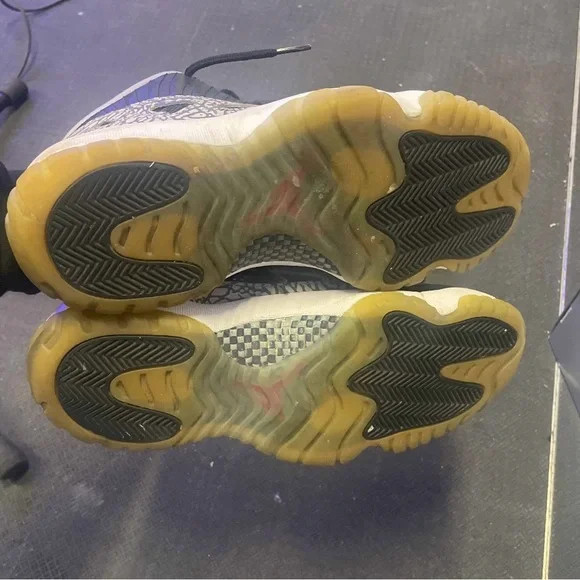 AIR JORDAN 11 RETRO LOW LE ‘ BLACK CEMENT ‘ SZ. 10 w/ box - Picture 6 of 8